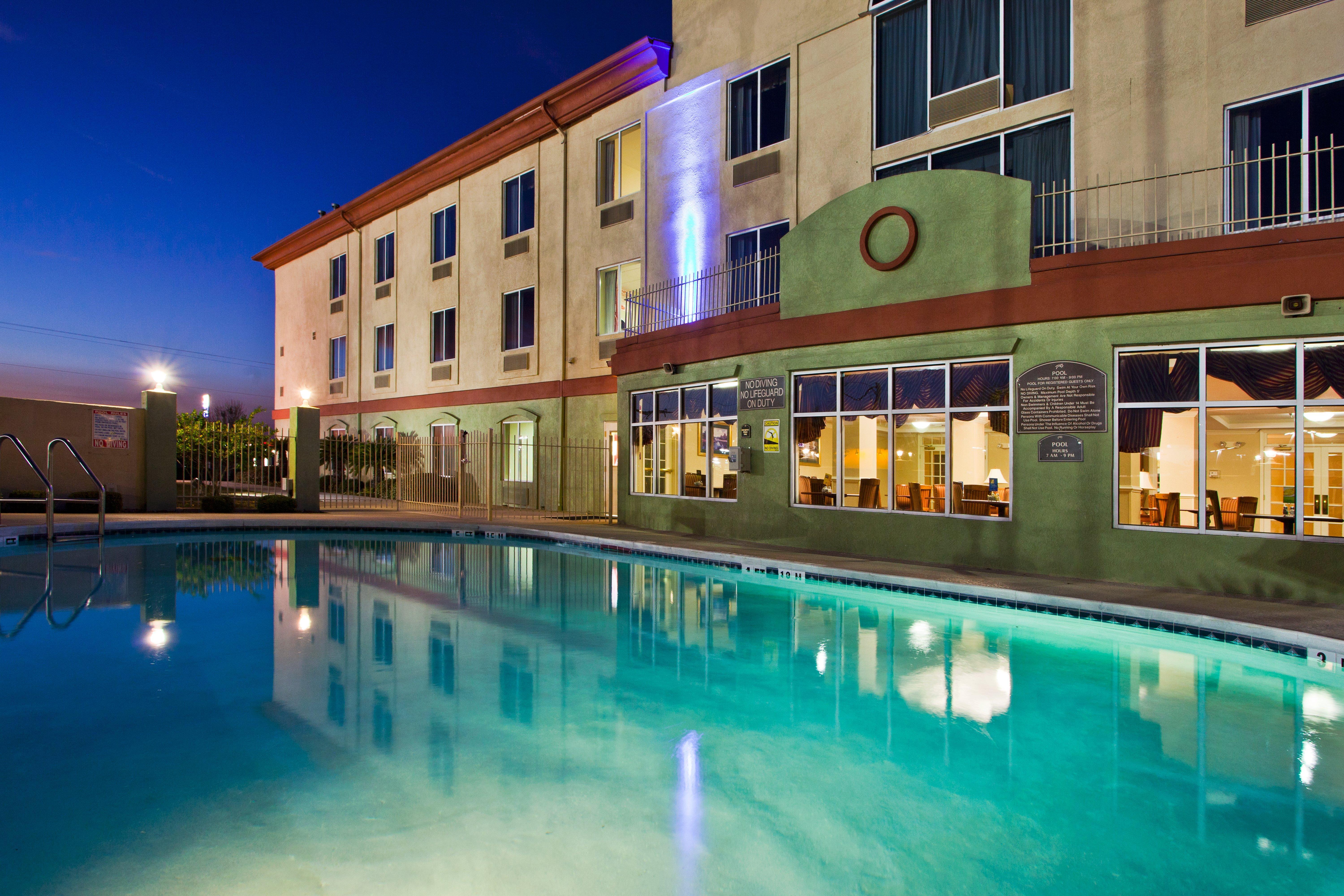 Holiday Inn Express Hotel & Suites Live Oak By Ihg Exterior photo